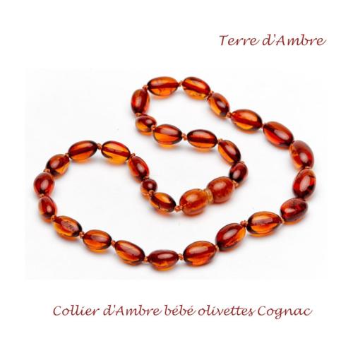 Collier d'ambre bébé olivettes cognac avec sa pochette bleue