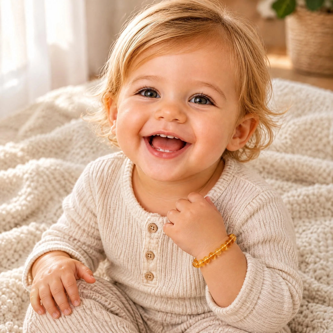 Bracelet ambre bébé baroque miel porté par un bébé | Terre d'Ambre