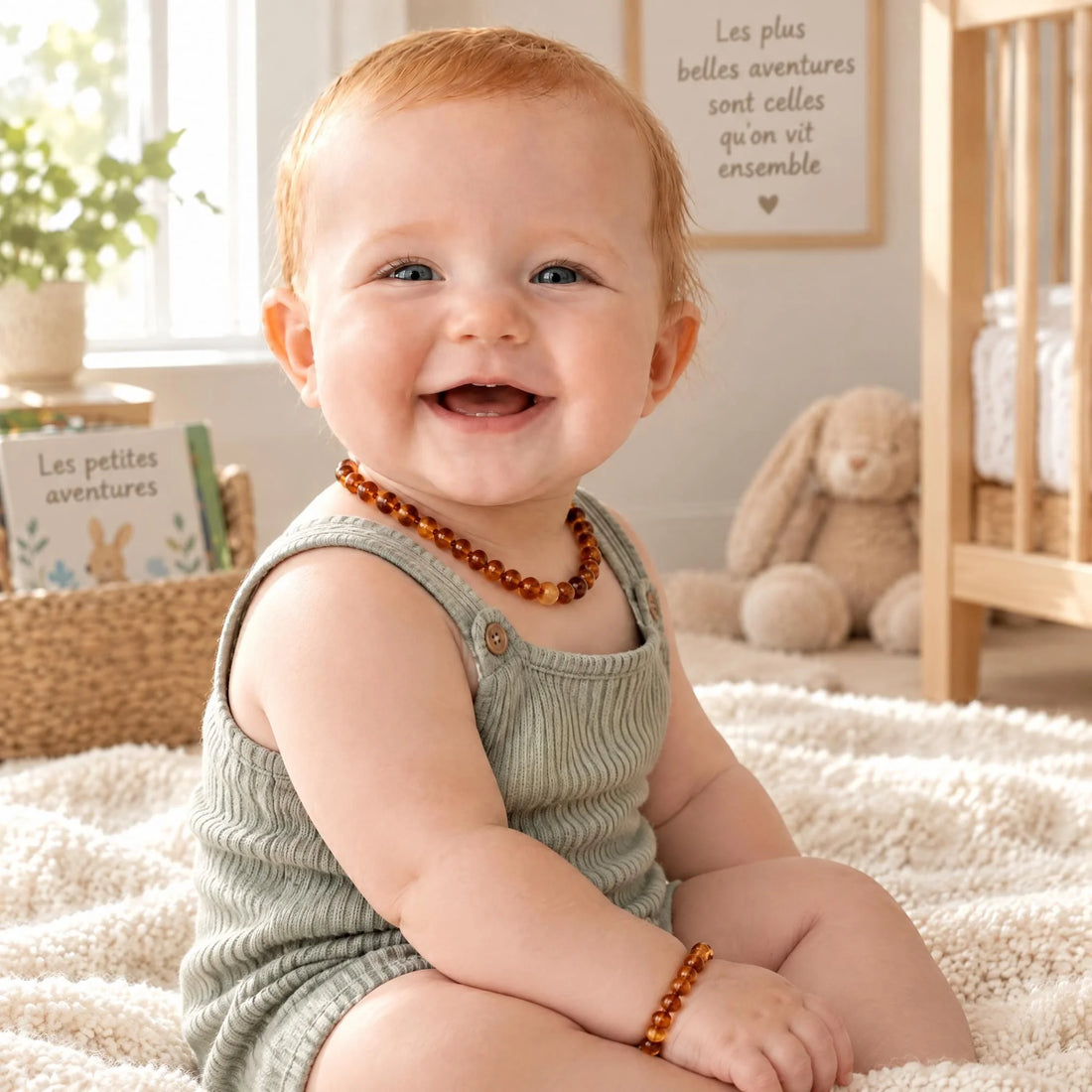 Duo collier et bracelet ambre bébé baroque cognac portés par un bébé | Terre d'Ambre