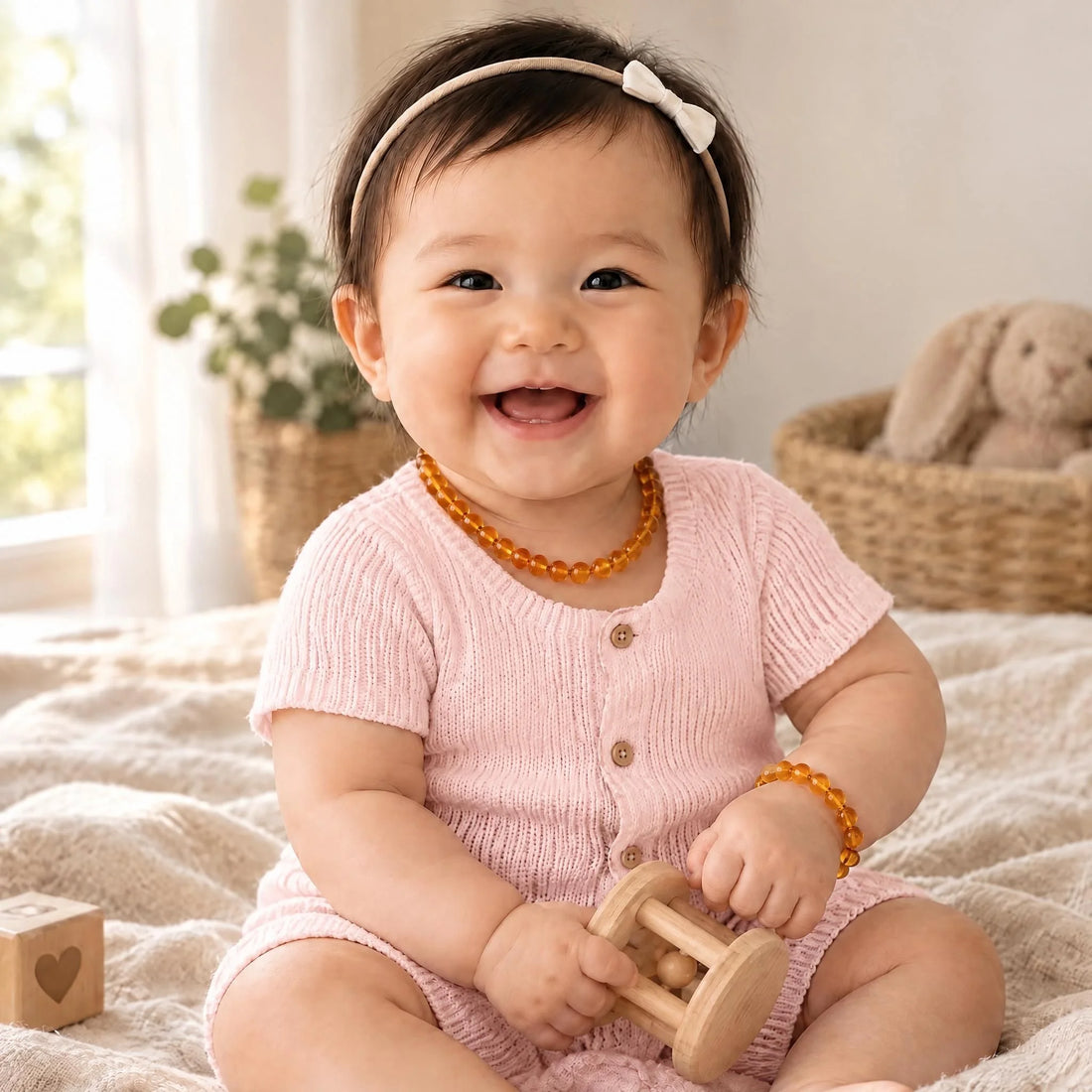 Duo collier et bracelet ambre bébé baroque miel portés par un bébé | Terre d'Ambre