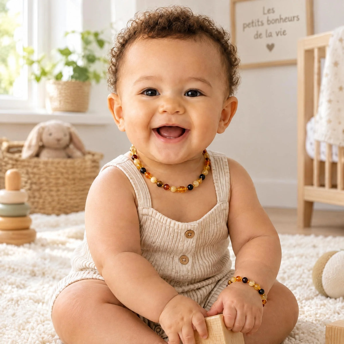 Duo collier et bracelet ambre bébé baroque multicolore portés par un bébé | Terre d'Ambre
