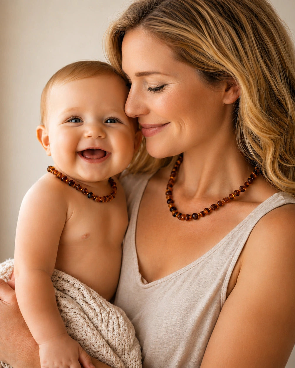Pack collier ambre maman et bébé baroque cognac portés ensemble | Terre d'Ambre