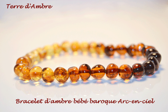 Bracelet ambre bébé baroque arc-en-ciel au poignet d'un bébé | Terre d'Ambre