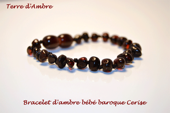 Bracelet ambre bébé baroque cerise sur fond blanc | Terre d'Ambre