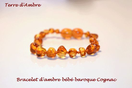 Bracelet ambre bébé baroque cognac au poignet d'un bébé | Terre d'Ambre