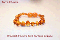 Bracelet ambre bébé baroque cognac sur fond blanc | Terre d'Ambre