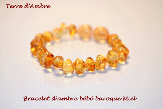 Bracelet ambre bébé baroque miel au poignet d'un bébé | Terre d'Ambre